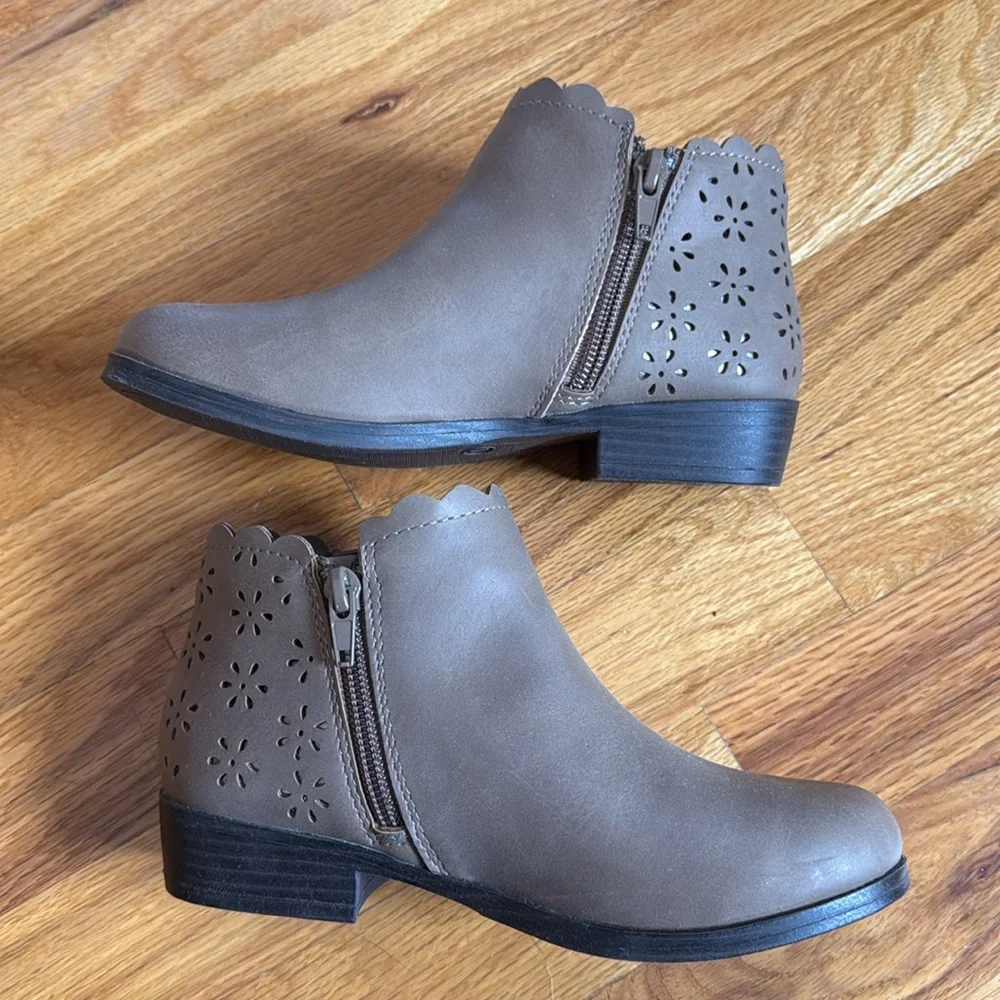 NWT Girls Brown Boots (Size 1)